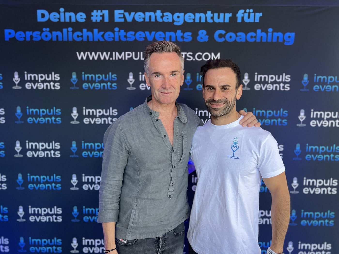 Fadi mit Kunde vor der Impuls-Events-Wand
