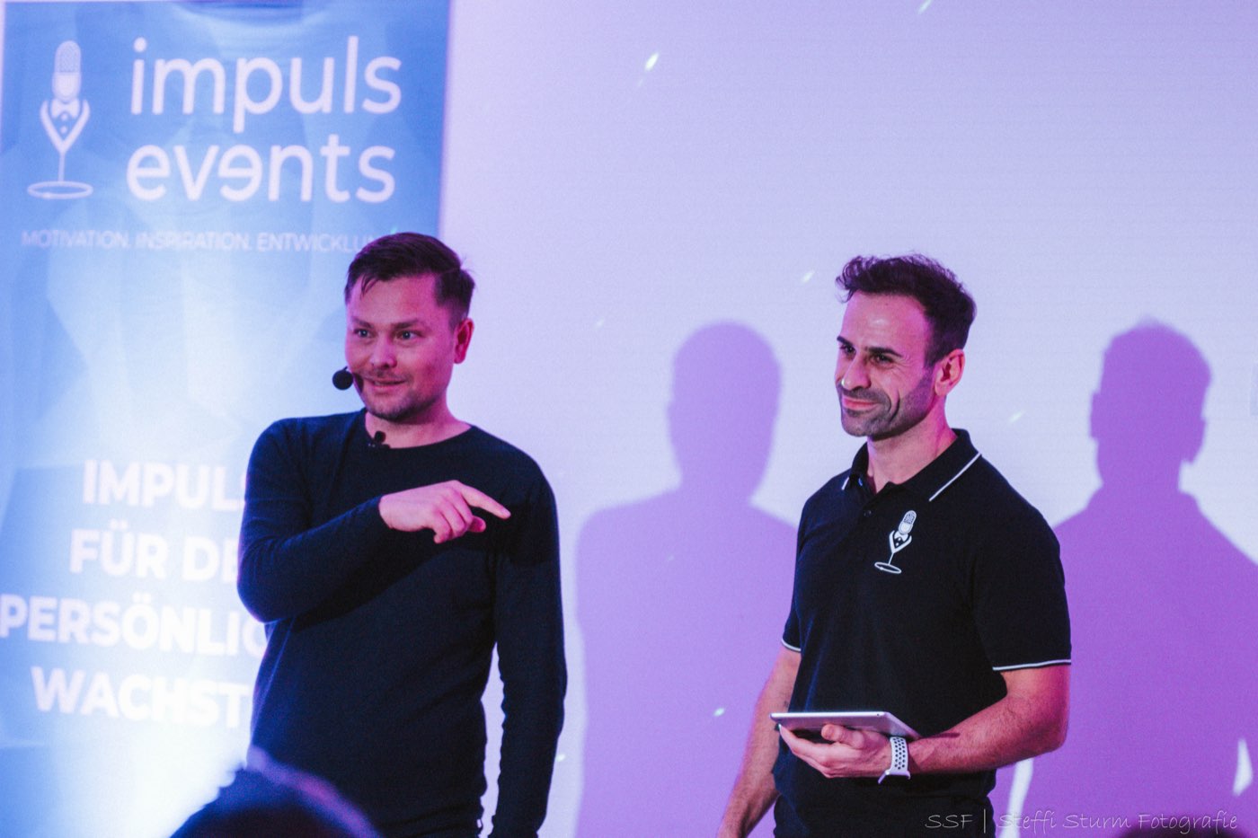 Fadi auf der Bühne mit Co-Moderator