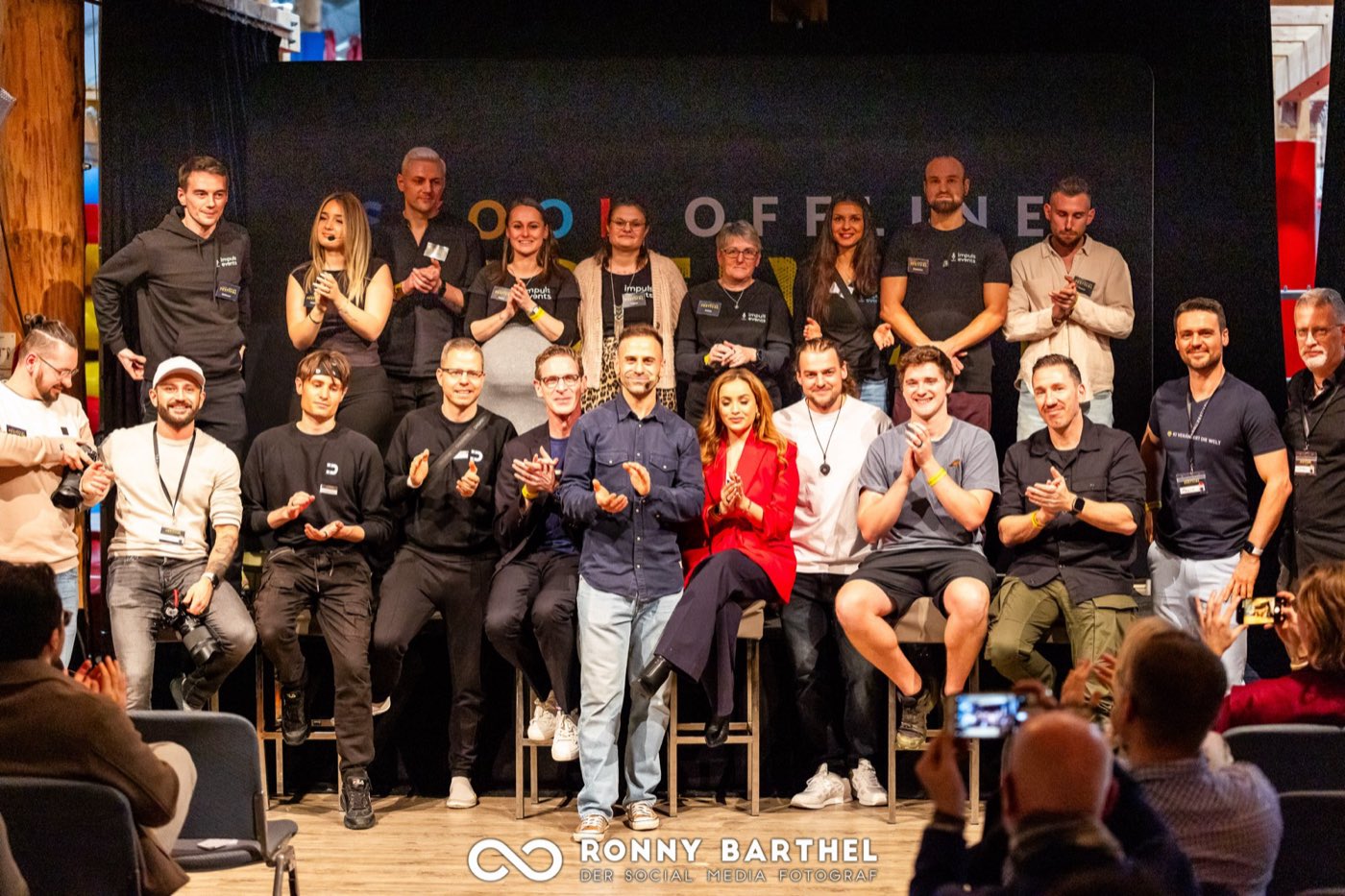 Das komplette Team und die Speaker auf der Bühne